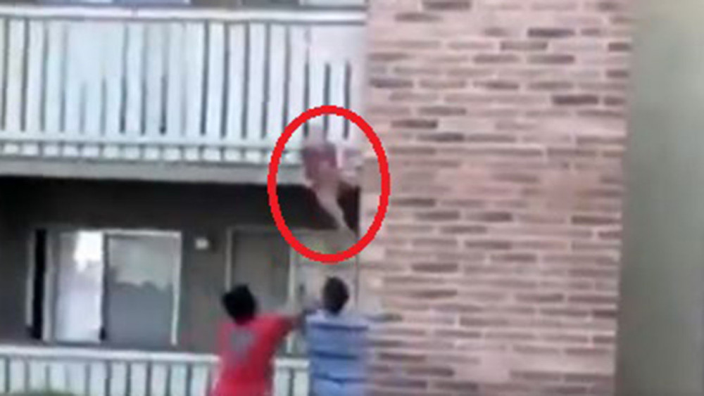기사 대표 이미지:불타는 아파트서 떨어진 아이…전 미식축구 선수가 몸 던져 구조
